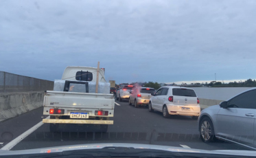 Atualização: BR-101 bloqueada no acesso da Barranca em Araranguá