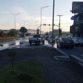 Adutora rompe no Pinheirinho, causa impacto no trânsito e pode deixar casas sem água em Criciúma
