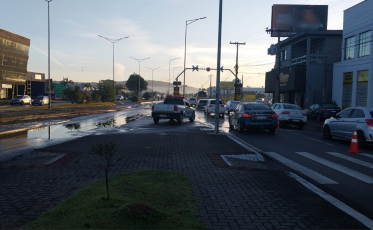 Adutora rompe no Pinheirinho, causa impacto no trânsito e pode deixar casas sem água em Criciúma