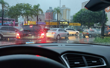 Fim de tarde com trânsito caótico em Criciúma (VÍDEO)
