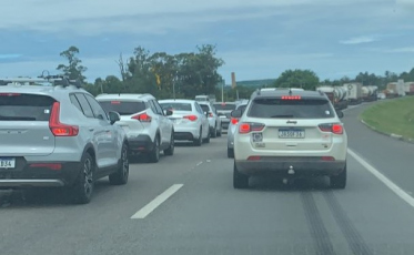 Início de tarde com trânsito lento na BR-101