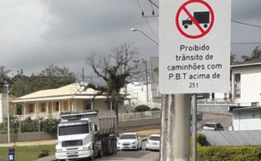 Morro da Fumaça: Veículos pesados serão proibidos na João de Rochi a partir do dia 20