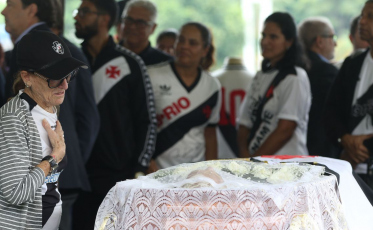 Fãs de Roberto Dinamite se despedem do craque vascaíno em São Januário