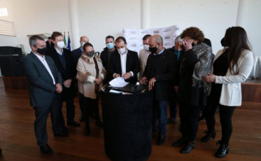 Governador assina convênio para pavimentação da rodovia que liga Treze de Maio a Morro da Fumaça