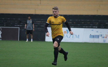 Criciúma treina no gramado do Heriberto Hülse