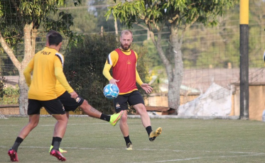 Com treino fechado, Criciúma encerra preparação e viaja para Chapecó nesta sexta-feira