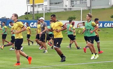 Zé Carlos será titular no domingo