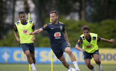 Com dúvida no meio, Tite mantém base contra o Uruguai