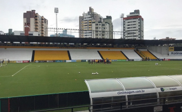 Arilson volta a sentir o tornozelo e é dúvida para o jogo contra o Vasco