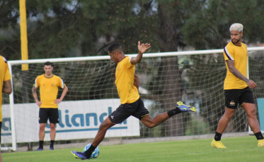 Léo Costa pode voltar a ser titular no domingo