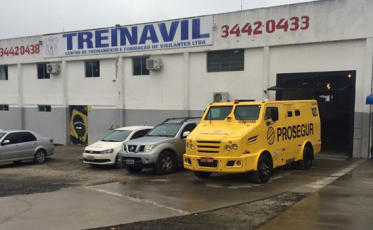 Banana de dinamite é arremessada contra Treinavil