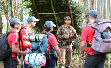 Alunos do Curso de Bombeiro Comunitário passam por treinamento em meio à mata