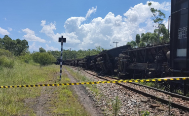 Vagões com carvão mineral descarrilam em Içara
