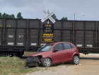 Carro dá pane ao atravessar linha férrea e é atingido por trem em Jaguaruna