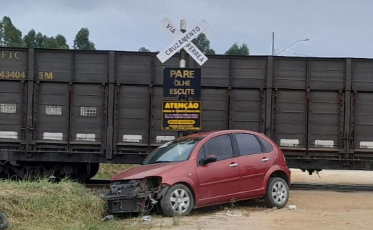 Carro dá pane ao atravessar linha férrea e é atingido por trem em Jaguaruna
