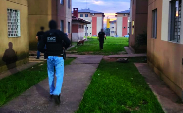 Polícia Civil indicia dupla por roubo armado em residência e trio por receptação em Criciúma