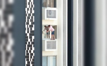 Em Tubarão, mulher limpa janela do quinto andar pelo lado de fora