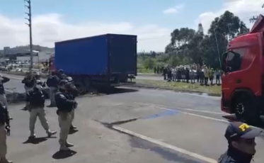 PRF e bombeiros liberam trecho da BR-101 em Tubarão (VÍDEO)