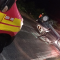 Motorista perde o controle em curva e capota carro na Praia do Gi, em Laguna