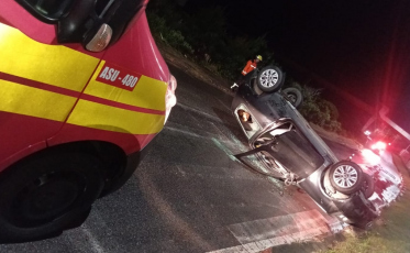 Motorista perde o controle em curva e capota carro em Laguna