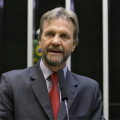 Pedro Uczai passa mal e desmaia durante reunião de líderes na Câmara