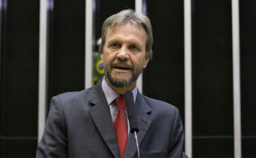 Pedro Uczai passa mal e desmaia durante reunião de líderes na Câmara