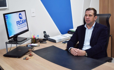 “Não podemos ficar reféns desse debate político”, diz presidente da Fecam sobre vacina