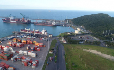 Ex-funcionários manifestam-se em frente ao Porto de Imbituba nesta quinta-feira