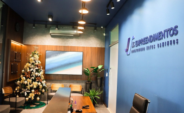 Como a arquitetura utiliza a comunicação visual em projetos comerciais?