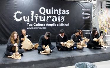 Performance do curso de Teatro da Unesc chama a atenção para a inclusão social