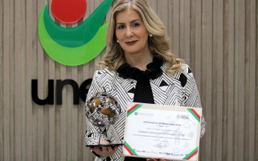 Troféu concedido pela Alesc simboliza reconhecimento público do papel social da Unesc
