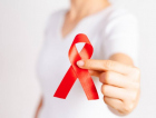 Dezembro vermelho: Mês reforça a importância do acolhimento de pessoas com HIV