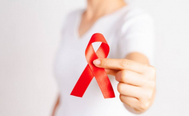 Dezembro vermelho: Mês reforça a importância do acolhimento de pessoas com HIV