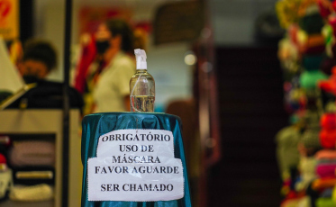 Usar ou não a máscara? Confusão que chega no comércio