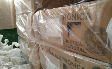 Urnas prontas para serem instaladas no domingo 