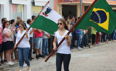 Desfile Cívico reúne população de Urussanga na Praça Anita Garibaldi