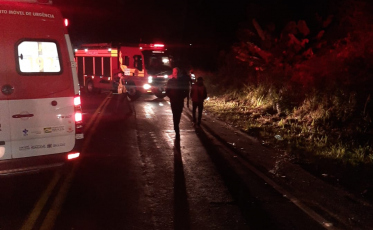 Moto colide com veículo na SC-108 e deixa os dois ocupantes gravemente feridos