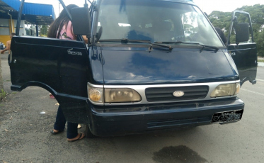 PRF flagra van com 10 lugares transportando 24 pessoas na BR-280 em SC