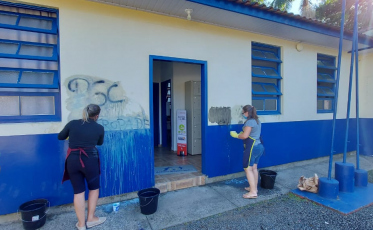Vândalos invadem escola de Criciúma e picham paredes e quadros