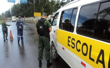 DTT autua seis vans de transporte escolar