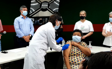 Retrospectiva: Com a vacinação, a esperança do fim da pandemia