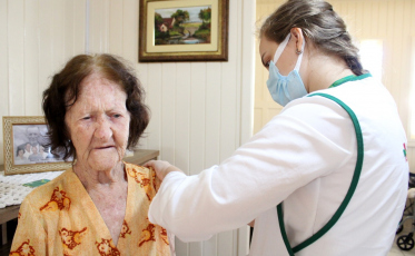 Criciúma deu início a vacinação de idosos com 90 anos ou mais
