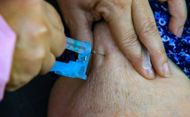 Covid-19: Estado vai propor que municípios vacinem idosos em casa