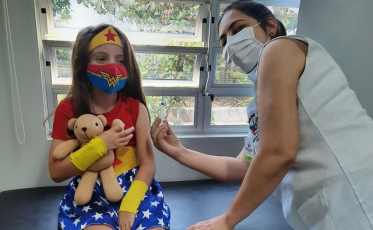 Covid-19: Menina se veste de Mulher Maravilha para receber vacina