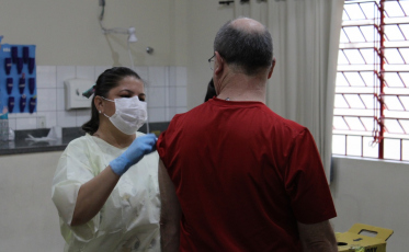 Com maioria de idosos imunizados, vacina para outros grupos