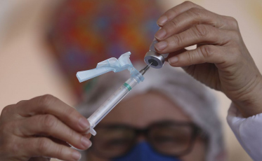 Com 60% da população vacinada, mortes e casos de covid-19 caem 40%