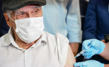 Santa Catarina reduz a cinco meses intervalo para dose de reforço em idosos