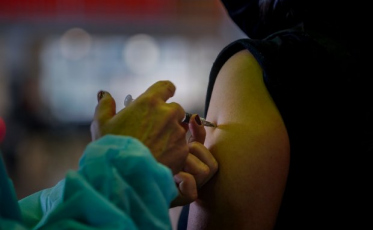 Intervalo do reforço para adultos vacinados com duas doses é reduzido para quatro meses