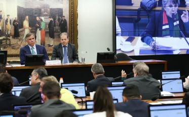 Redução da maioridade penal para 16 anos passa na CCJ e avança na Câmara