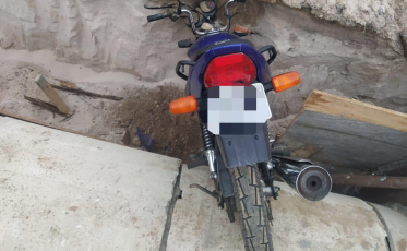 Motociclista cai em vala aberta e fica ferido